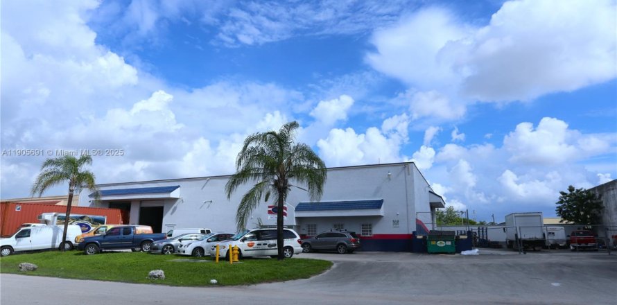 Commercial property in Miami, Florida № 2158578