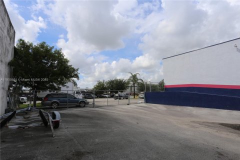 Commercial property in Miami, Florida № 2158578 - photo 2
