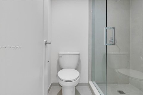 Apartamento en alquiler en Miami, Florida, 1 dormitorio, 96.25 m2 № 1970187 - foto 25
