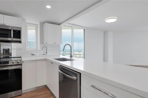 Apartamento en alquiler en Miami, Florida, 1 dormitorio, 96.25 m2 № 1970187 - foto 8