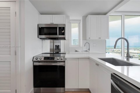 Apartamento en alquiler en Miami, Florida, 1 dormitorio, 96.25 m2 № 1970187 - foto 9