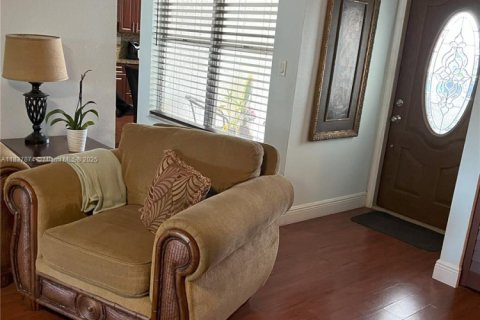 House in Miami, Florida 3 bedrooms, 133.31 sq.m. № 1935449 - photo 12