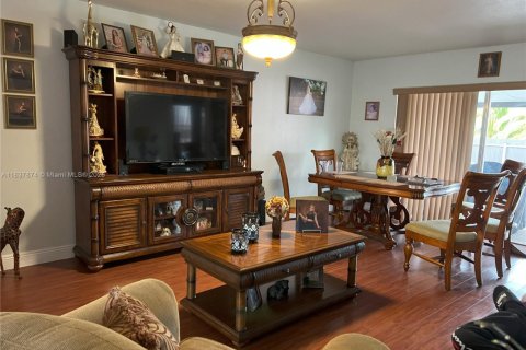 House in Miami, Florida 3 bedrooms, 133.31 sq.m. № 1935449 - photo 7