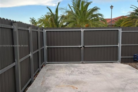 House in Miami, Florida 3 bedrooms, 133.31 sq.m. № 1935449 - photo 29