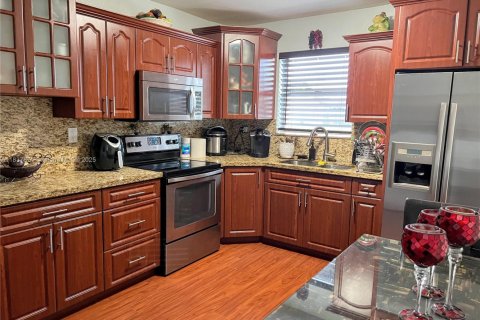 House in Miami, Florida 3 bedrooms, 133.31 sq.m. № 1935449 - photo 23