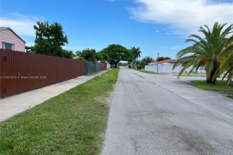 House in Miami, Florida 3 bedrooms, 133.31 sq.m. № 1935449 - photo 6
