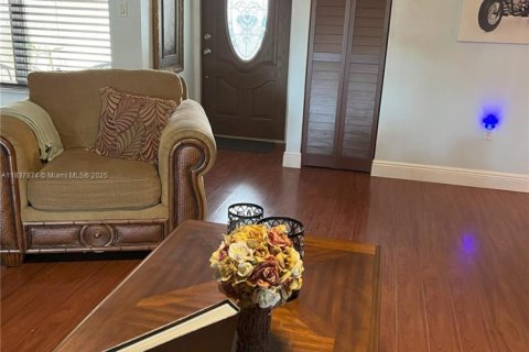 House in Miami, Florida 3 bedrooms, 133.31 sq.m. № 1935449 - photo 10