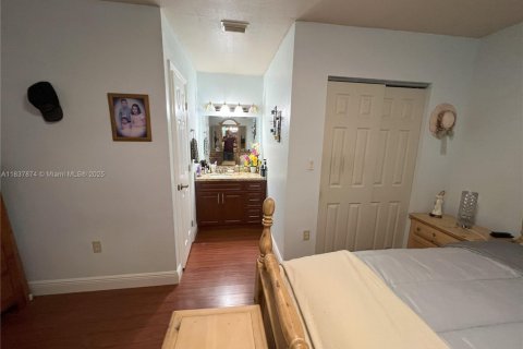 House in Miami, Florida 3 bedrooms, 133.31 sq.m. № 1935449 - photo 21