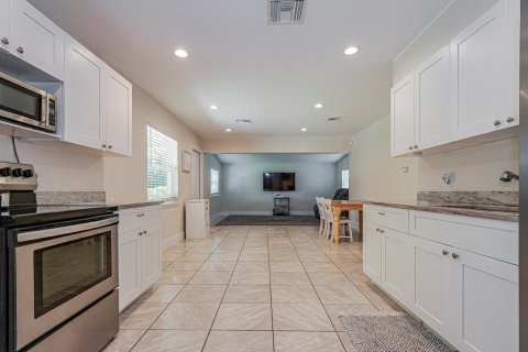 House in Vero Beach, Florida 2 bedrooms, 102.19 sq.m. № 2245218 - photo 11