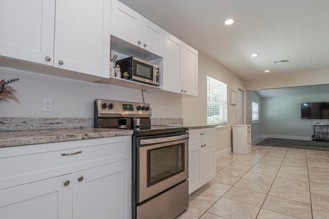 House in Vero Beach, Florida 2 bedrooms, 102.19 sq.m. № 2245218 - photo 12
