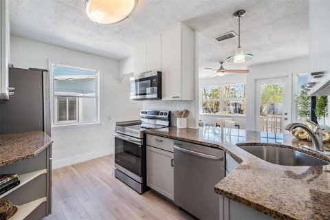 Immobilier commercial à vendre à Madeira Beach, Floride: 4 chambres, 114.83 m2 № 1737080 - photo 2