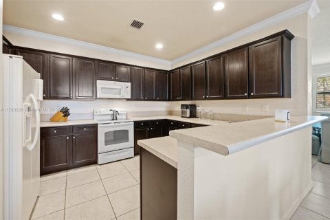 House in Cutler Bay, Florida 5 bedrooms, 270.9 sq.m. № 1743803 - photo 11
