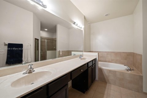 House in Cutler Bay, Florida 5 bedrooms, 270.9 sq.m. № 1743803 - photo 17