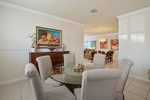 House in Cutler Bay, Florida 5 bedrooms, 270.9 sq.m. № 1743803 - photo 6
