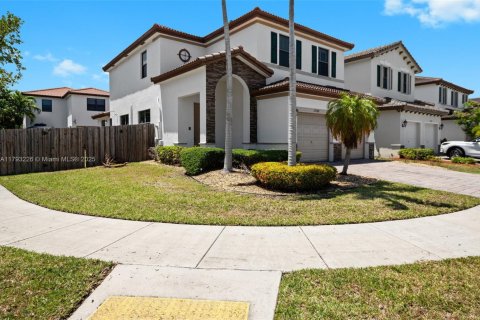 House in Cutler Bay, Florida 5 bedrooms, 270.9 sq.m. № 1743803 - photo 2