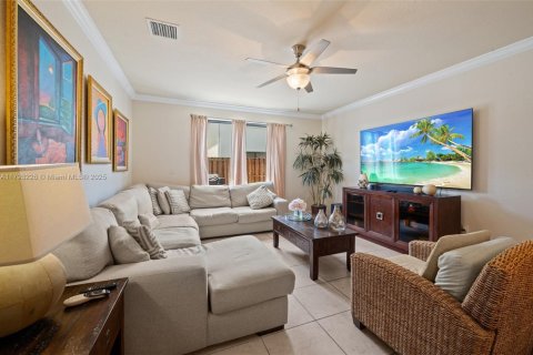 House in Cutler Bay, Florida 5 bedrooms, 270.9 sq.m. № 1743803 - photo 7