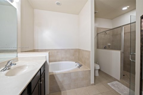 House in Cutler Bay, Florida 5 bedrooms, 270.9 sq.m. № 1743803 - photo 18