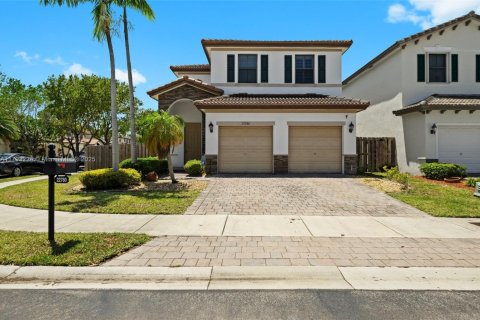 House in Cutler Bay, Florida 5 bedrooms, 270.9 sq.m. № 1743803 - photo 1