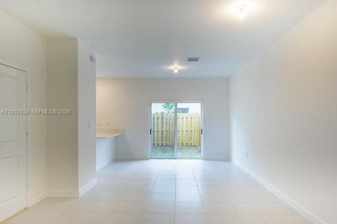 Touwnhouse à louer à Homestead, Floride: 3 chambres, 123.65 m2 № 2007542 - photo 2