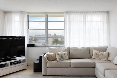 Купить кондоминиум в Халландейл-Бич, Флорида 3 спальни, 109.25м2, № 2013017 - фото 6