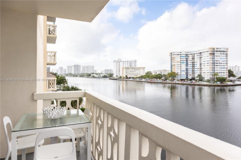 Кондоминиум с 3 спальнями в Халландейл-Бич, Флорида № 2013017