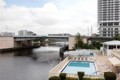 Купить кондоминиум в Халландейл-Бич, Флорида 3 спальни, 109.25м2, № 2013017 - фото 28