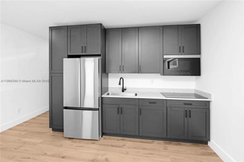 Commercial property in Miami Beach, Florida № 1954898 - photo 14