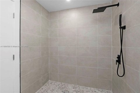 Commercial property in Miami Beach, Florida № 1954898 - photo 22