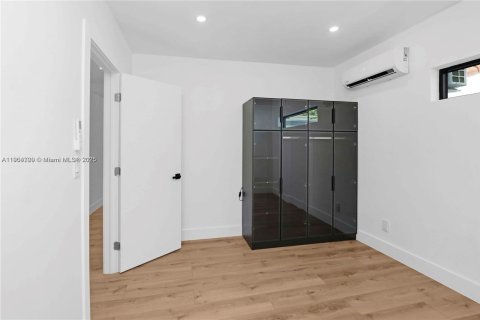 Commercial property in Miami Beach, Florida № 1954898 - photo 11