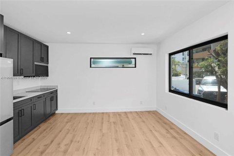 Commercial property in Miami Beach, Florida № 1954898 - photo 15