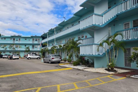 Кондоминиум с 2 спальнями в Майами, Флорида № 2027695