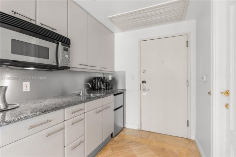 Condo in Miami Beach, Florida  № 2008296 - photo 4