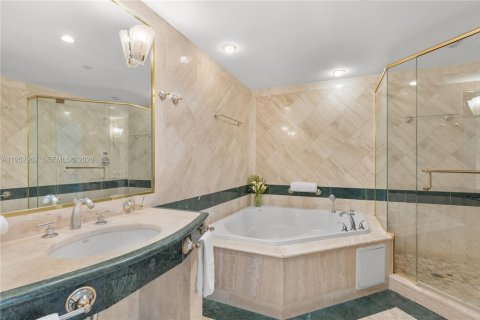 Condo in Miami Beach, Florida  № 2008296 - photo 8