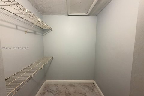 Condo in Pompano Beach, Florida, 1 bedroom № 2191123 - photo 16