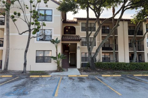 Condo in Pompano Beach, Florida, 1 bedroom № 2191123 - photo 2