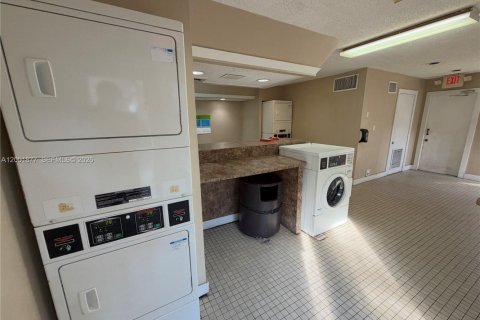 Condo in Pompano Beach, Florida, 1 bedroom № 2191123 - photo 7