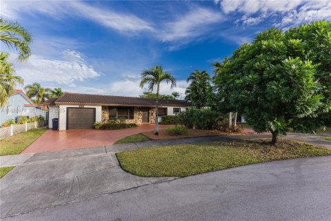 Villa ou maison à vendre à Miami, Floride: 4 chambres, 186.45 m2 № 1991862 - photo 1