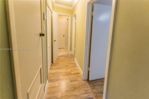 Villa ou maison à vendre à Miami, Floride: 4 chambres, 186.45 m2 № 1991862 - photo 17