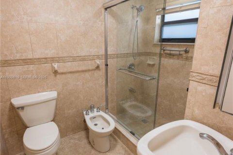 Villa ou maison à vendre à Miami, Floride: 4 chambres, 186.45 m2 № 1991862 - photo 15