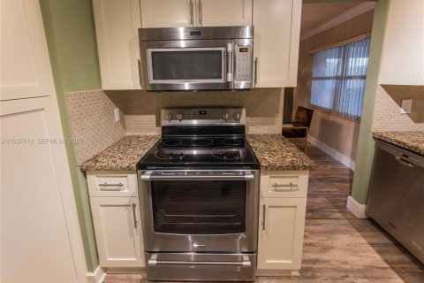 Villa ou maison à vendre à Miami, Floride: 4 chambres, 186.45 m2 № 1991862 - photo 10