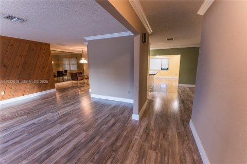 Villa ou maison à vendre à Miami, Floride: 4 chambres, 186.45 m2 № 1991862 - photo 2