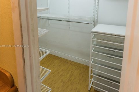 Villa ou maison à vendre à Miami, Floride: 4 chambres, 186.45 m2 № 1991862 - photo 13