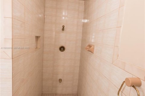 Villa ou maison à vendre à Miami, Floride: 4 chambres, 186.45 m2 № 1991862 - photo 25