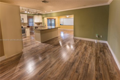 Villa ou maison à vendre à Miami, Floride: 4 chambres, 186.45 m2 № 1991862 - photo 6