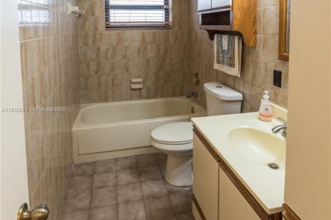 Villa ou maison à vendre à Miami, Floride: 4 chambres, 186.45 m2 № 1991862 - photo 26