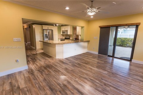 Villa ou maison à vendre à Miami, Floride: 4 chambres, 186.45 m2 № 1991862 - photo 11