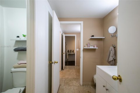 Condo in Miami, Florida, 2 bedrooms  № 2168409 - photo 10
