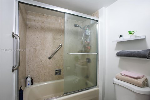 Condo in Miami, Florida, 2 bedrooms  № 2168409 - photo 11