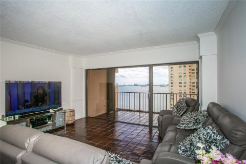 Condo in Miami, Florida, 2 bedrooms  № 2168409 - photo 2
