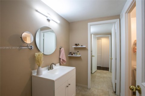 Condo in Miami, Florida, 2 bedrooms  № 2168409 - photo 7